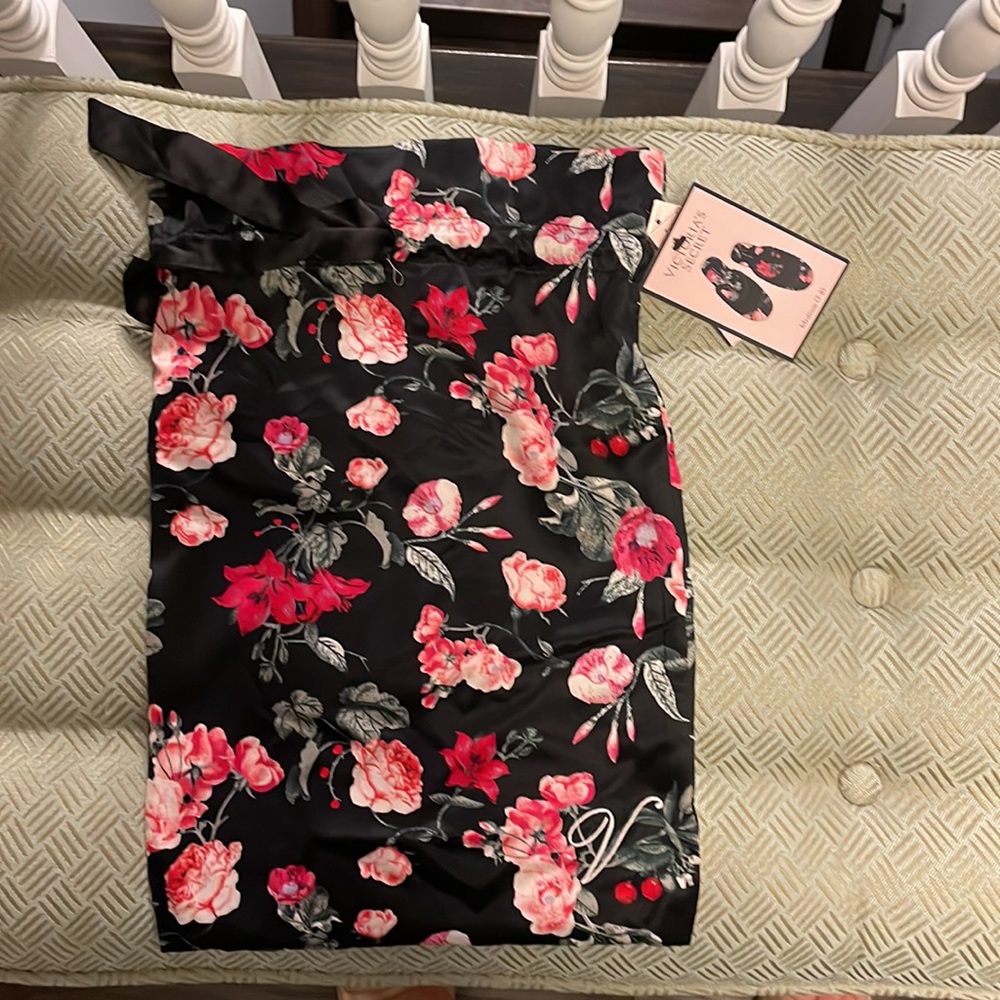 NWT VS floral fuzzy/silky slippers size medium 7-8 - Picture 2 of 4